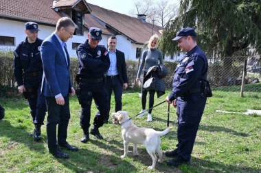(FOTO) Stefanović obišao Četu vodiča službenih pasa Policijske brigade!