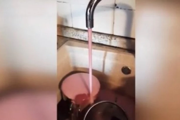 (VIDEO) Kad bi tako bilo svakog dana! U italijanskom gradu sa česama poteklo vino! Evo šta se stvarno desilo!