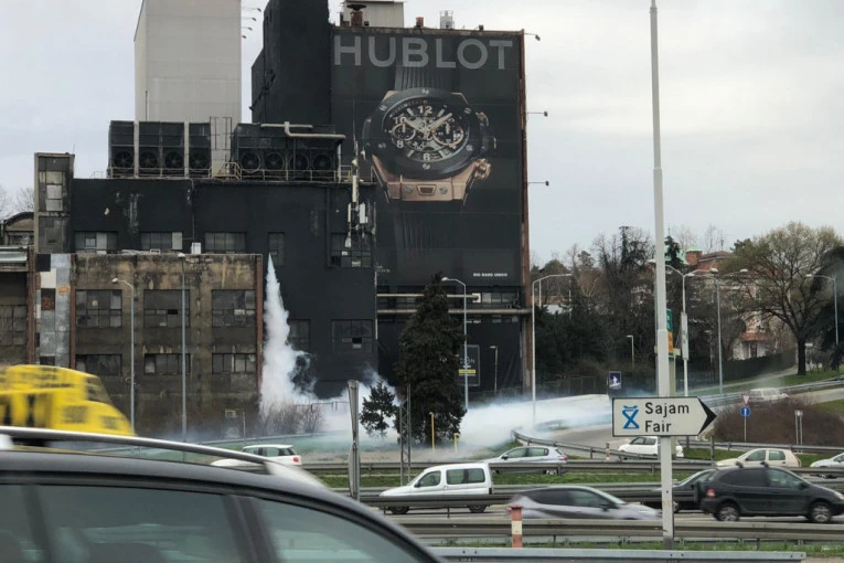 (VIDEO) Iz zgrade BIP-a u Beogradu curio amonijak: 20 ljudi u Urgentnom centru zbog trovanja, prolaznici tvrde da se širio nesnosan smrad!