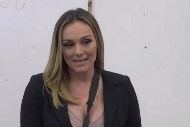 "MAMA ZAUSTAVI STOKU, SRAM IH BILO"! Nina Đogani besna: Uputila Anabeli brutalne molbe zbog svoje porodice!