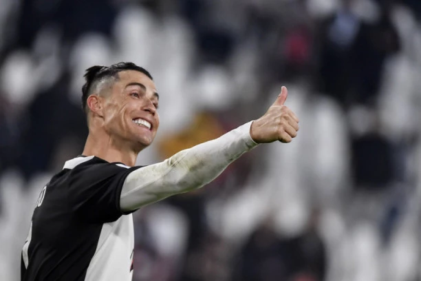 (FOTO) Ronaldu pod hitno treba frizer!