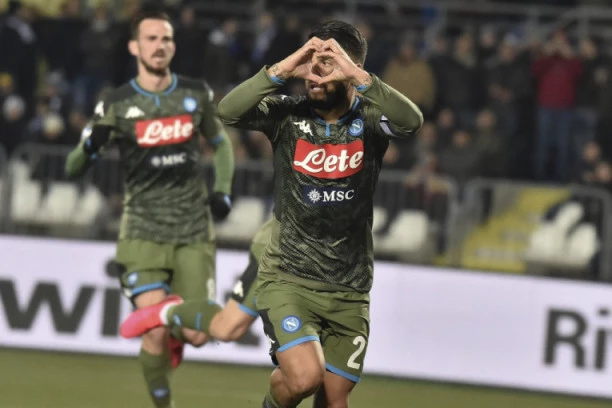 (VIDEO) Navijači Napolija sa balkona se pesmom bore protiv virusa