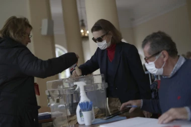 (FOTO) U Francuskoj se održavaju lokalni izbori uprkos koroni: Ceo svet zabranjuje okupljanja, kod njih velika izlaznost?!