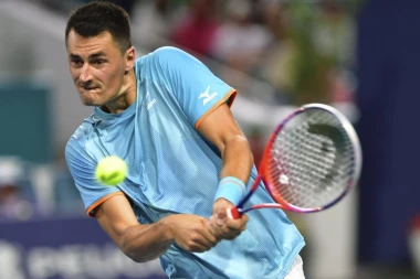 SKANDALOZAN SNIMAK! Kontroverzni TENISER iz Australije BRUTALNO PREBIJEN!