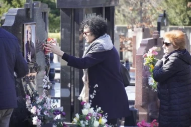 (FOTO) MILA MOJA.. Potresni jecaji Ksenijine majke Ljubice na desetogodišnjem pomenu: Kroz suze dozivala ćerku!