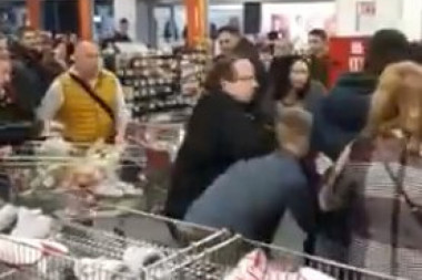 (VIDEO) Tuča u supermarketu! Panika doživela razmere histerije