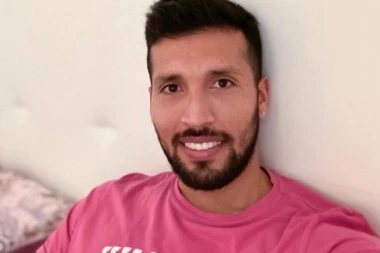 (FOTO) Srceparajuća fotografija: Pokazao na koji način može da vidi svoju porodicu u izolaciji