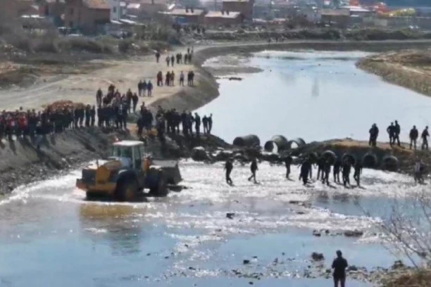(ŠOK VIDEO) Albanci bagerom udarili na Srbe