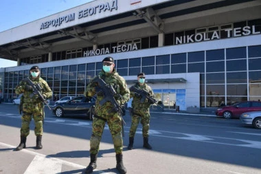 (FOTO) Vulin obišao specijalnu brigadu na beogradskom aerodromu