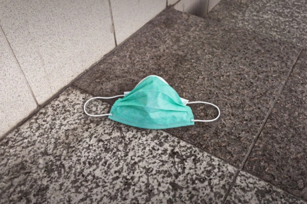 Šta se dešava sa mozgovima? Tri lopova ukrala 100.000 sanitarnih maski u jeku korone