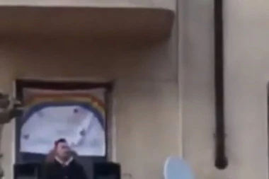 (VIDEO) MUZIKOM PROTIV KORONE! Srbi u Italiji zapevali tradicionalnu pesmu