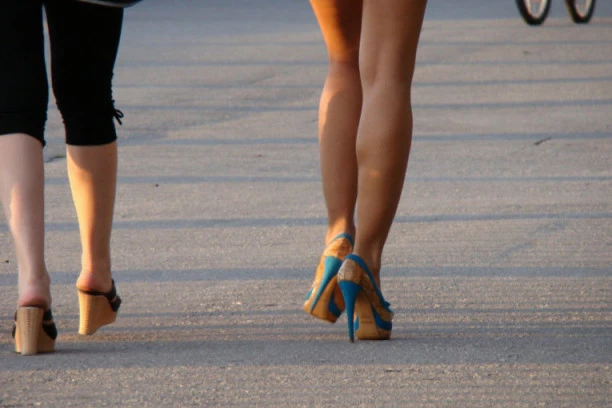 OPASNA MODA: Odeća i obuća koja ŠKODI ZDRAVLJU