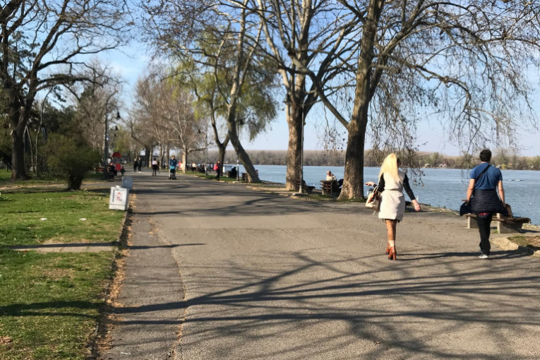 Na keju je situacija bila malo drugačija, ljudi su opušteno šetali pored Dunava