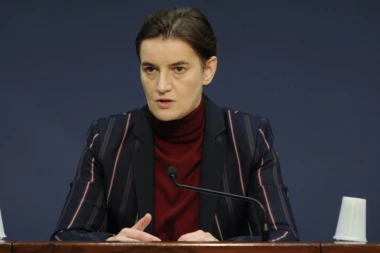 Država traži način da pomogne najstarijim u jeku korone! BRNABIĆEVA: Hoćemo da šaljemo penzije na kućnu adresu