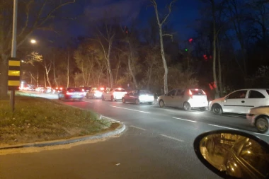 (VIDEO) LJUDI, ŠTA VAM JE, BRE?! Srbija ima dovoljno goriva, a ipak se stvaraju redovi na pumpama