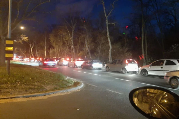 (VIDEO) LJUDI, ŠTA VAM JE, BRE?! Srbija ima dovoljno goriva, a ipak se stvaraju redovi na pumpama