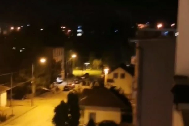 (VIDEO) U Aranđelovcu zahvalni građani uz aplauz lekarima pevaju himnu