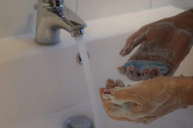NEOBIČAN SIMPTOM VISOKOG HOLESTEROLA: Brzi test tokom pranja ruku otkriva da li imate ovaj problem