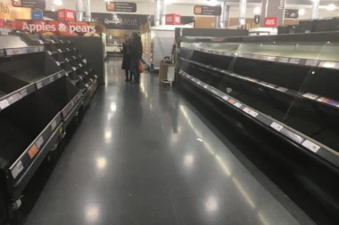 Britanci opustošili rafove u supermarketu: Grabili sve što im je palo pod ruku