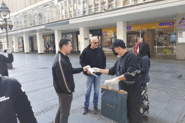 REPUBLIKA U KNEZU: Bravo, sestre i braćo iz Kine - roditelji im šalju maske, oni ih poklanjaju Beograđanima!