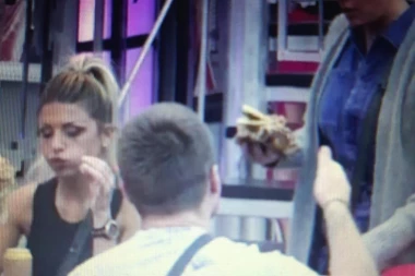 (VIDEO) OTIMAČINA HRANE U ZADRUZI! Nina OTELA Anabeli parče iz ruke, Luna izgorela od BESA, pa joj sasula svašta u facu!