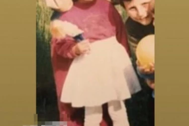 (FOTO) Nikada ne biste pogodili koja je ovo SE*S BOMBA! Danas je jedna od najpopularnijih pevačica, a kao dete je izgledala OVAKO!