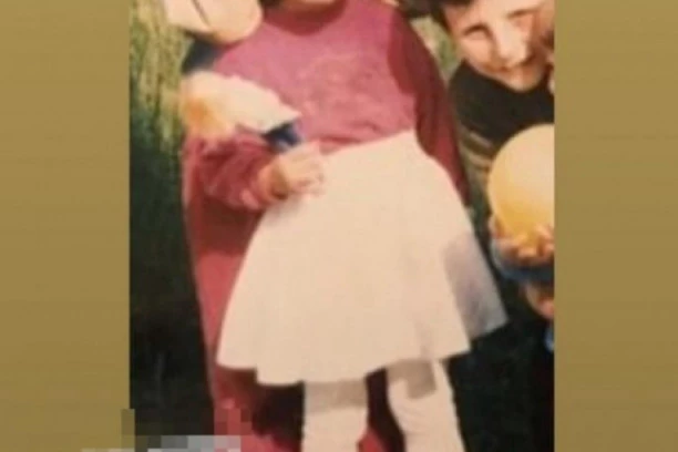 (FOTO) Nikada ne biste pogodili koja je ovo SE*S BOMBA! Danas je jedna od najpopularnijih pevačica, a kao dete je izgledala OVAKO!