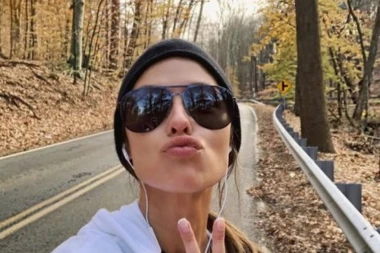 I lepa i pametna: Provokativna supruga ruskog hokejaša objasnila zašto ne gleda porno filmove u karantinu