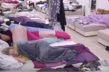 Bebica: Zadrugarka uhvaćena kako spava sa CUCLOM U USTIMA!