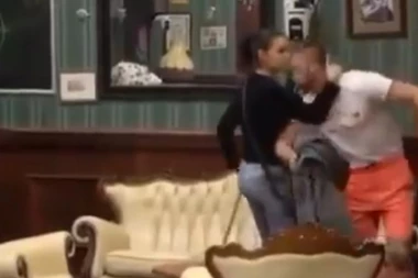 Rekao joj da je mrzi, ona ga uhvatila za vrat: Žestoki okršaj Mine i Mensura!