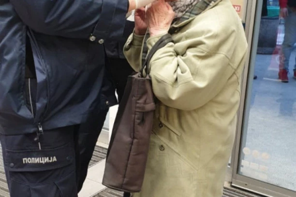 (FOTO) Stefanović oči u oči sa penzionerima: Evo šta je rano jutros ministar zatekao u prodavnicama