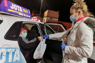 Svaka čast Jagodinci! Taksisti i volonteri besplatno vozili najstarije od marketa do kuće