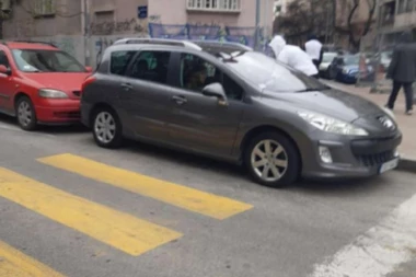 (VIDEO) Dok svi jure u karantin, oni se svađaju: Sloba i Jelena se prepirali u centru Beograda, Radanović u besu napustio partnerku!