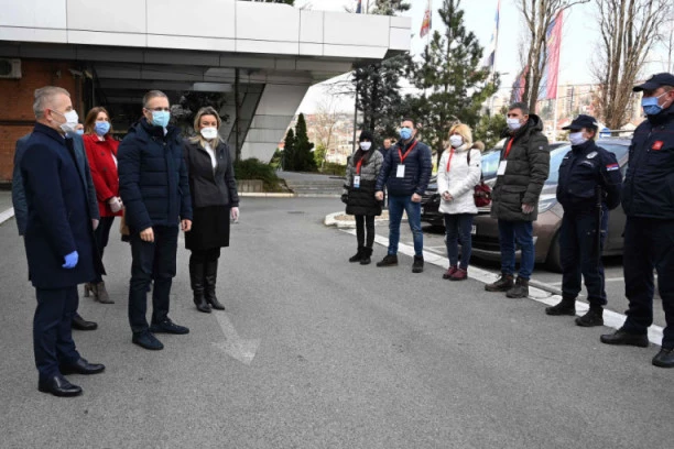Stefanović posetio volontere u Rakovici: Bez vas ne bi smo mogli da obavimo ovaj važan posao