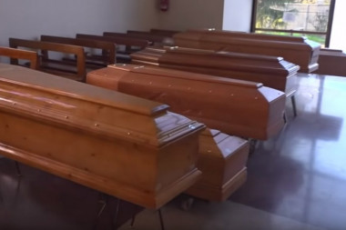 Zatvorenici u Ekvadoru prave kovčege za preminule od korone