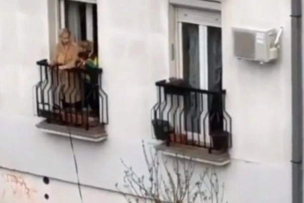 Baka je apsolutni hit - smislila je genijalni način da prošeta ljubimca za vreme zabrane kretanja