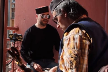 (VIDEO) NEĆU NIĐE! Crnogorac iz Dnevnjaka ima novi hit: Ostan doma, napolju je strašno, svi kupuju alkohol i brašno!