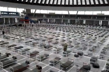 (VIDEO) Novi smeštaj za zaražene koronom: Zgrada Sajma oprema se bolničkim krevetima