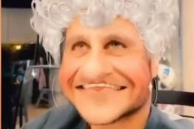 (VIDEO) Ne zna šta će od sebe: Legendarni fudbaler se iz dosade maskirao u baku!