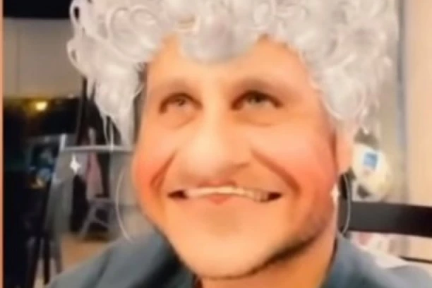 (VIDEO) Ne zna šta će od sebe: Legendarni fudbaler se iz dosade maskirao u baku!