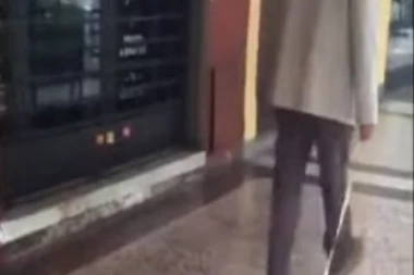 (VIDEO) Penzioner u Italiji patentirao rešenje za izlazak iz kuće: Vezao za povodac OVO i pravac u šetnju