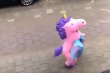 (VIDEO) Holanđani otkrili kako na siguran način da izbace smeće u doba korone