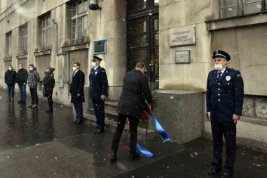 Stefanović položio venac u znak sećanja na 167 pripadnika MUP-a koji su stradali tokom NATO agresije