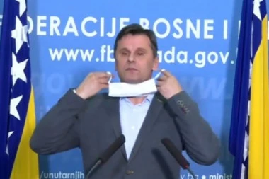 (VIDEO) Teška borba! Evo kako predsednik Federacije BiH stavlja masku