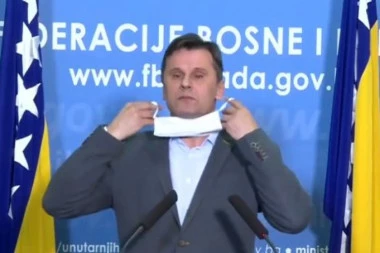 (VIDEO) Teška borba! Evo kako predsednik Federacije BiH stavlja masku