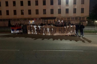 (FOTO) Pravoslavna braća iz Moskve! Navijači Spartaka obeležili godišnjicu NATO bombardovanja!