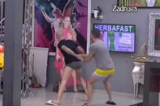 (VIDEO) HAOS NEVIĐENIH RAZMERA! Lomili i uništili sve što im je došlo pod ruku! KRAJ VEZE!