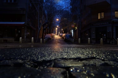 OPREZ! Mladić prati devojke po Vračaru! Izgleda jezivo, obučen je u crno i unosi se u lice