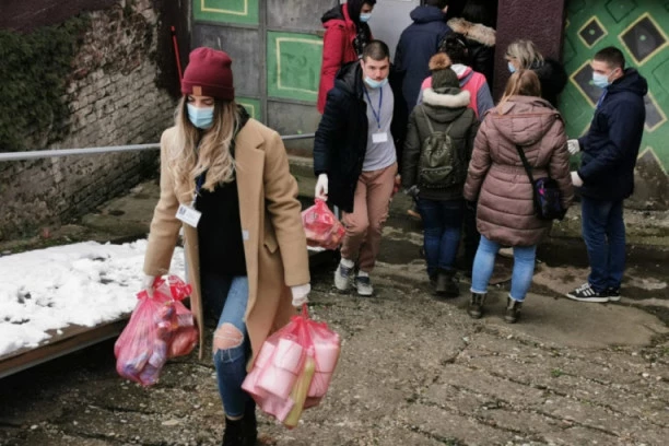 Jagodina obezbedila humanitarne pakete koji stižu do svakoga kome je pomoć potrebna - i u gradu i u svakom selu