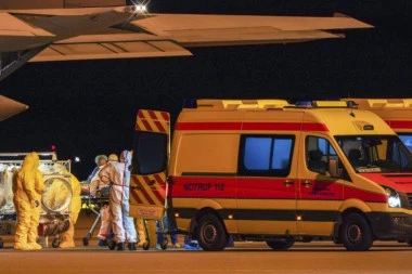 TEŠKA SAOBRAĆAJKA KOD UBA: Maloletnici bili u autu, vozilo SMRSKANO (FOTO)